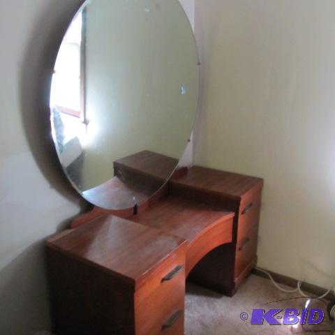 lot 262 image: Dressing Vanity