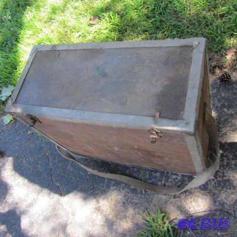 lot 33 image: Vintage Wooden Saw Box