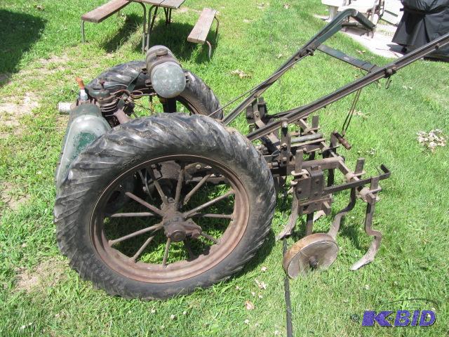 lot 4 image: Monarch Standard Tractor