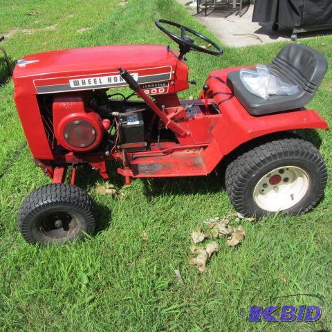 lot 7 image: Wheel Horse 800 Lawn Tractor