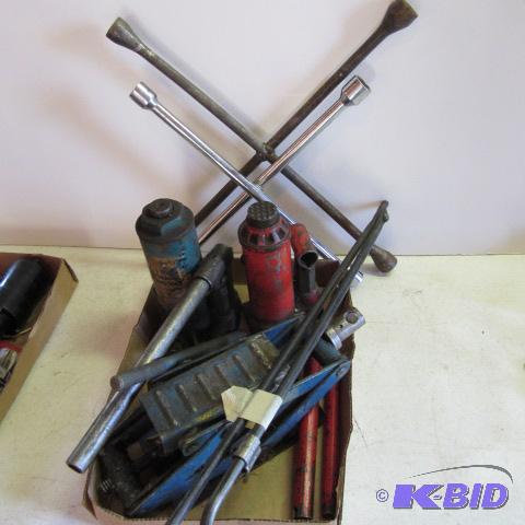 lot 71 image: Jacks, Tire Irons