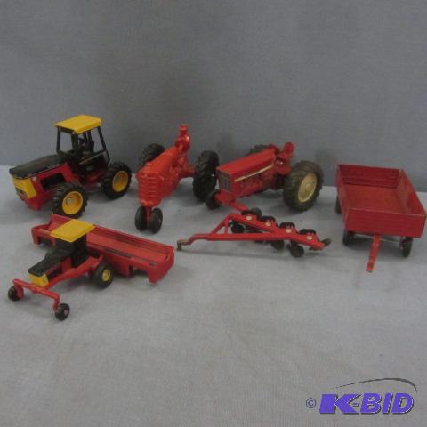 lot 106 image: Versatile. MM, IH Farm Toys