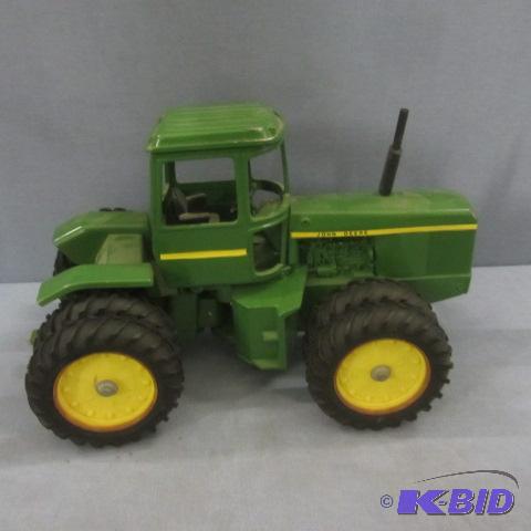 lot 125 image: JD Dually Tractor