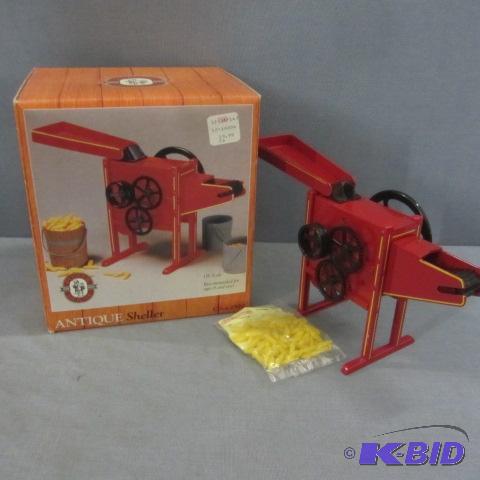 lot 129 image: Antique Corn Sheller - ERTL