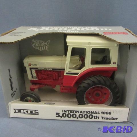 lot 14 image: International Toy Tractor