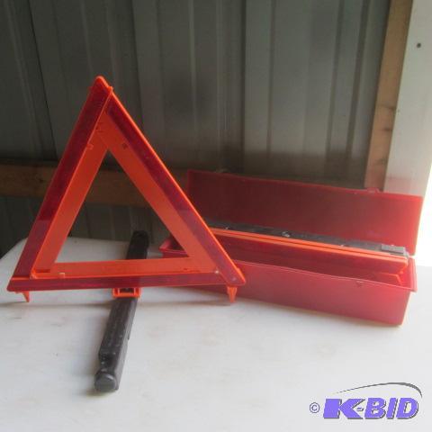 lot 198 image: Emergency Flare Kit