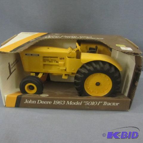 lot 20 image: John Deere Tractors