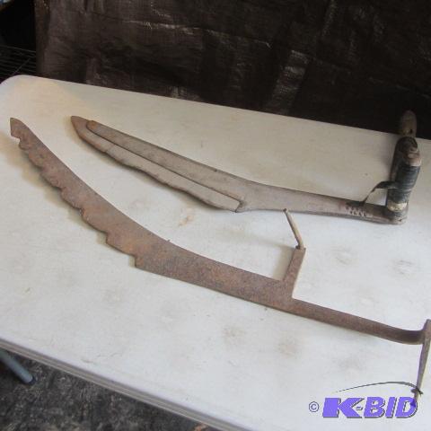 lot 220 image: Vintage Hay Knives