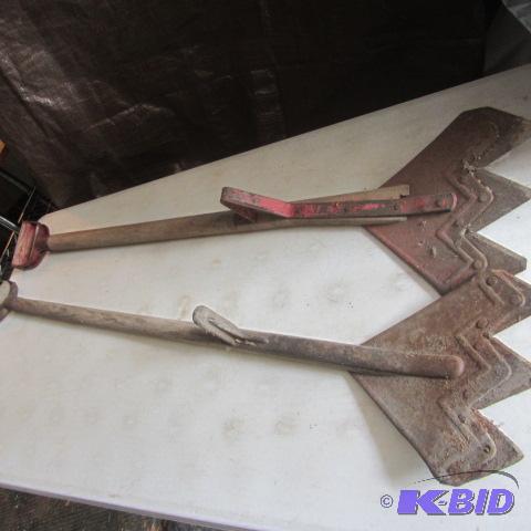 lot 223 image: Vintage Hay Knives