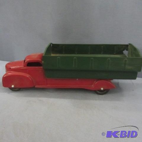lot 8 image: Antique Toy Grain Hauler