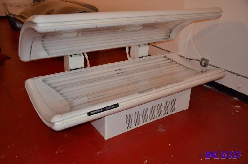 lot 7 image: Intellitan Plus tanning Bed. Model No. 4715PS...