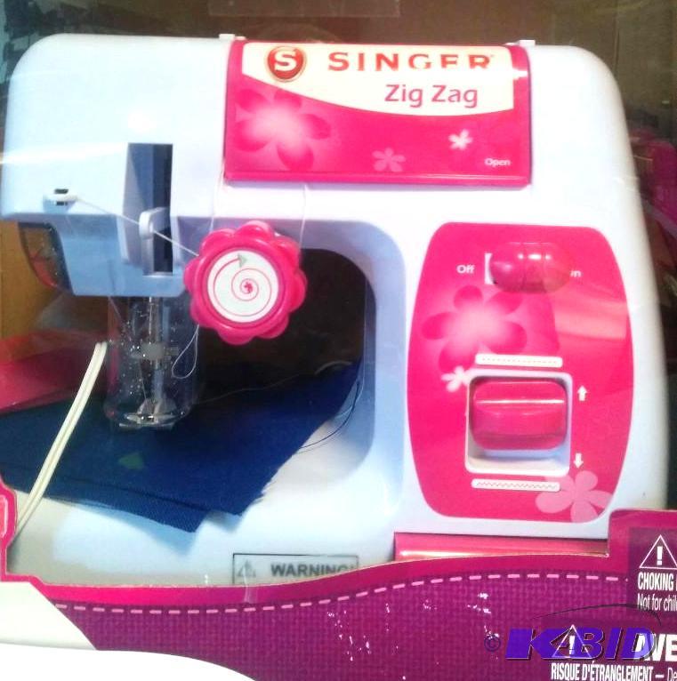 lot 4 image: Singer Sewing Machine