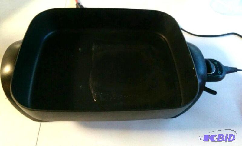 lot 15 image: Farberware Electric Skillet