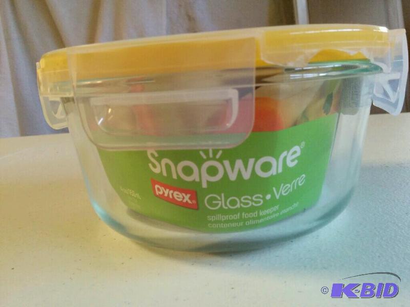 lot 37 image: 4 Cup Pyrex Snapware