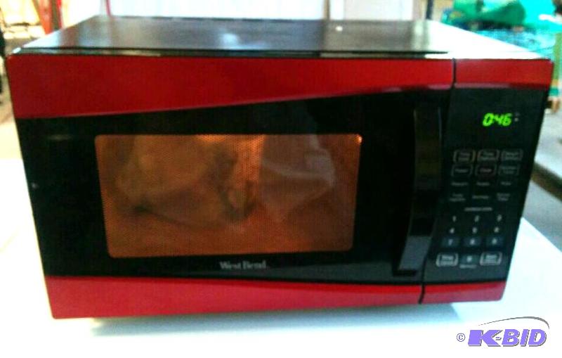 lot 6 image: West Bend Microwave Oven