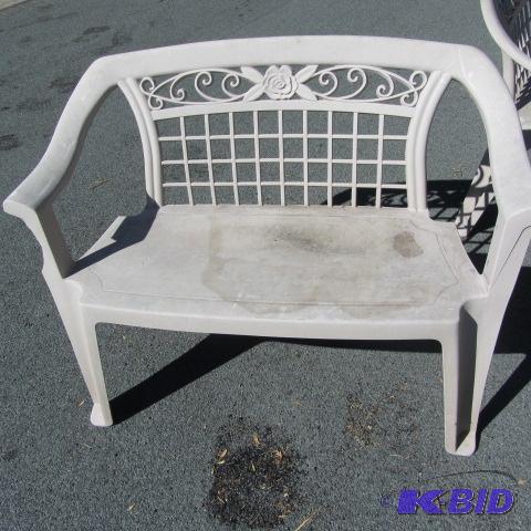 lot 10 image: Lawn Bench