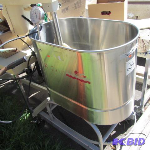 lot 24 image: Hydrotherapy Bath