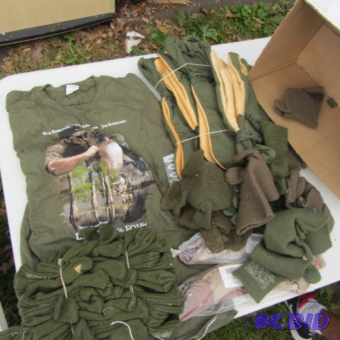 lot 260 image: Mittens, Gloves