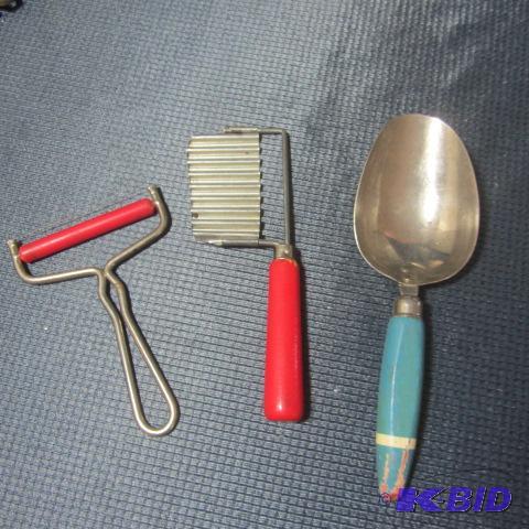 lot 153 image: Vintage Kitchenwares