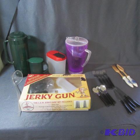 lot 194 image: Jerky Gun, Kitchenwares