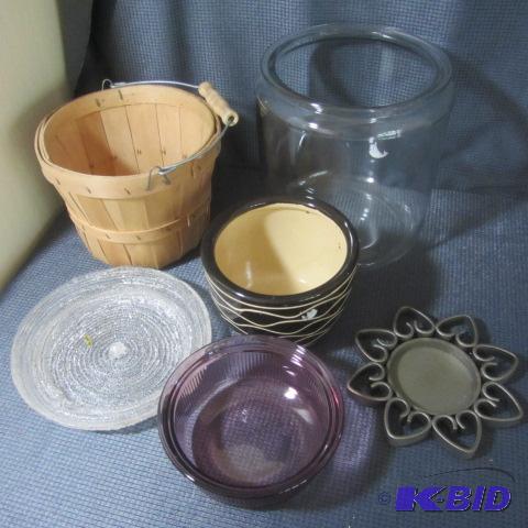 lot 196 image: Planters & Candleholders