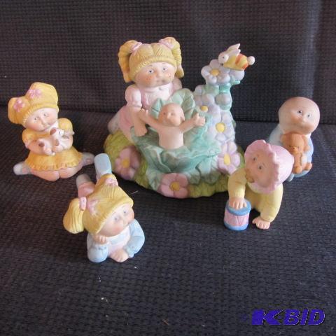 lot 216 image: Ceramic Music Box & Figures