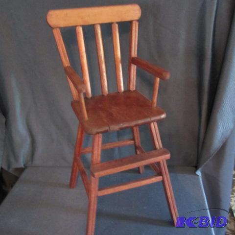 lot 252 image: Doll Size Youth Chair