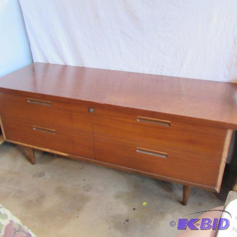 lot 305 image: Lane Sweetheart Cedar Chest