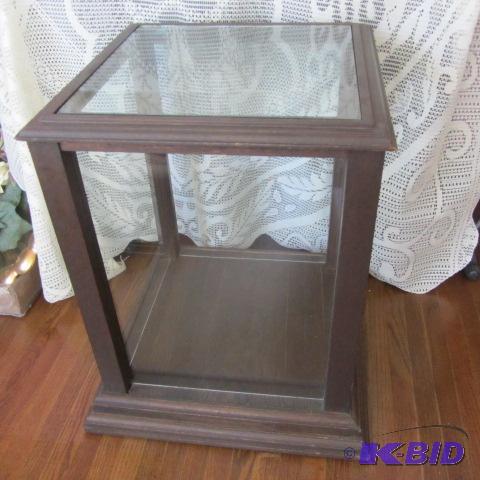 lot 314 image: Showcase Table