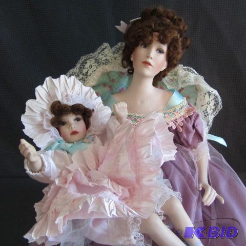 lot 34 image: Mother & Daughter Dolls