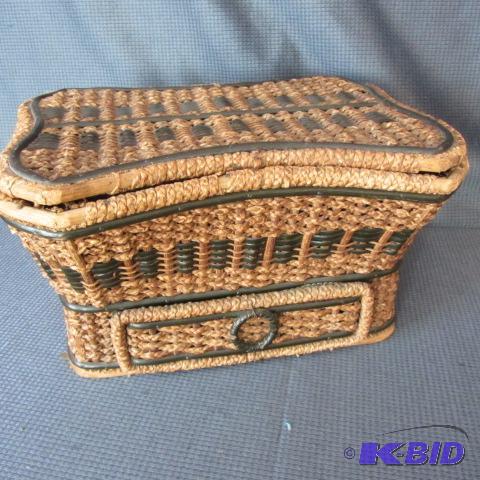 lot 343 image: Antique Sewing Basket
