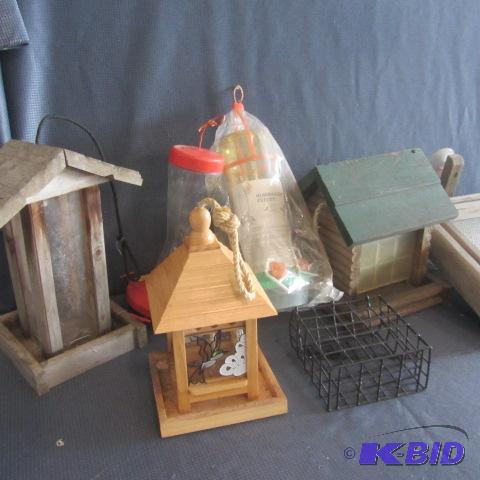 lot 382 image: Bird Feeders