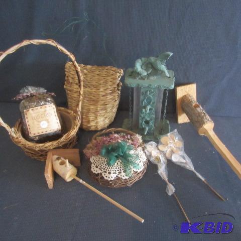 lot 386 image: Bird Houses, Feeders, Baskets