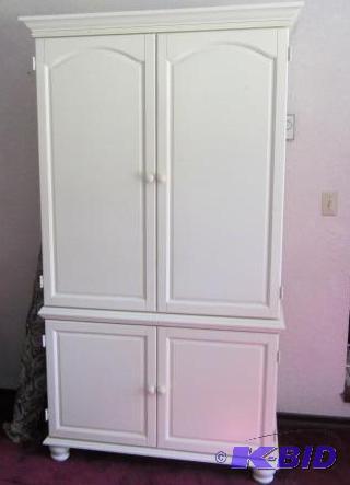 lot 4 image: Armoire