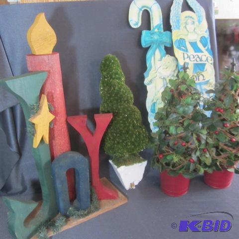 lot 400 image: Holiday Decorating Items