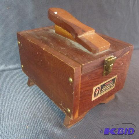 lot 415 image: Esquire Shoe Shine Kit