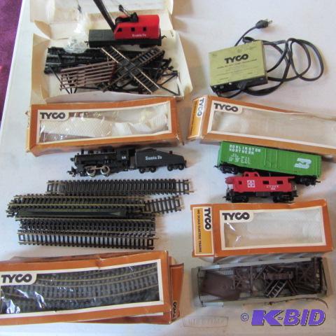 lot 471 image: Model Train, Sante Fe Engine