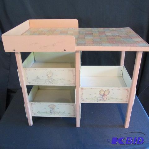 lot 55 image: Hallmark Doll Changing Table