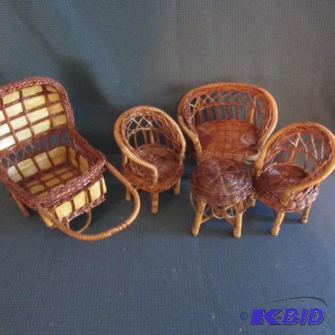 lot 68 image: Wicker Doll Furniture