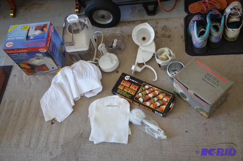 lot 119 image: Lot of Kitchen items   Kitchen aid slicersh...