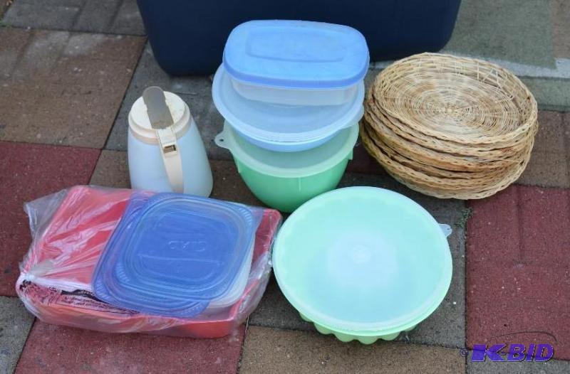 lot 122 image: Plastic and Tupperware kitchen items...