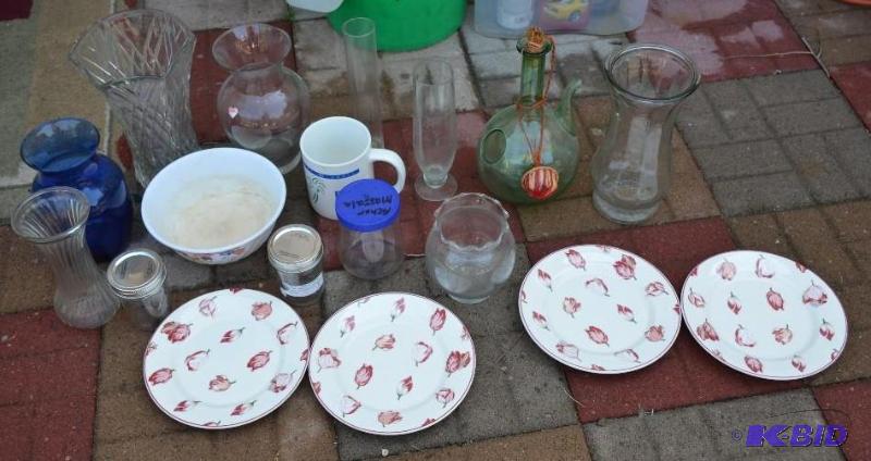 lot 127 image: Glassware ,7 vases,1 melamine ware bowl,4 wav...