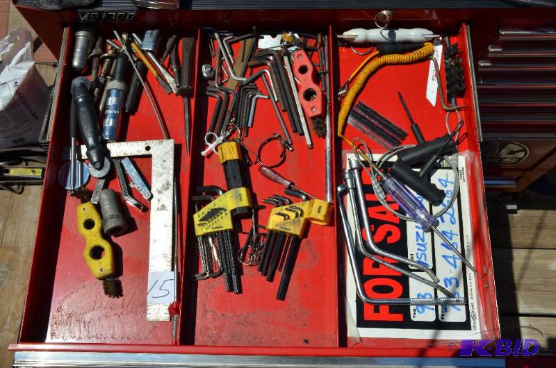 lot 15 image: Lot of tools Allen wrenches, battery tools, ...