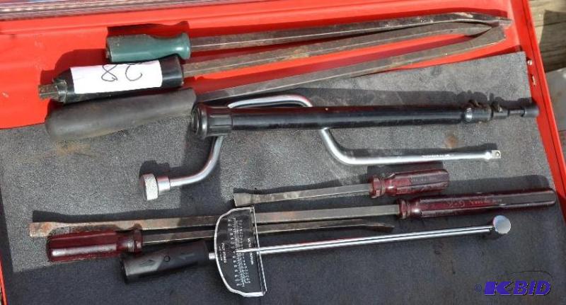 lot 28 image: Large heavy duty flat head screw drivers, soc...