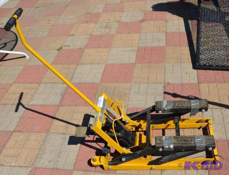 lot 9 image: Harbor Freight central hydraulic ATV Lift 150...