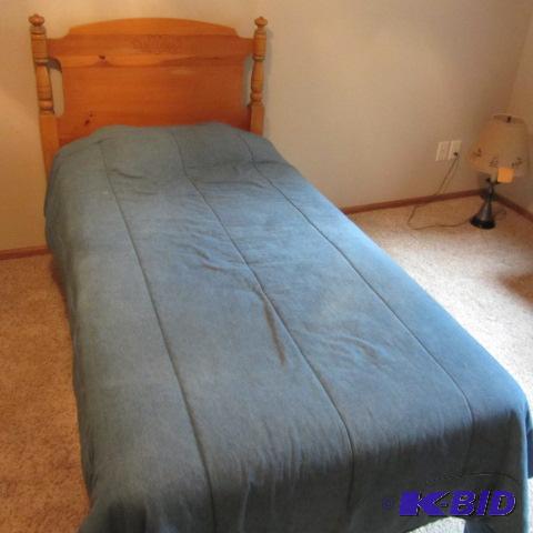 lot 10 image: Young Hinkle Twin Bed