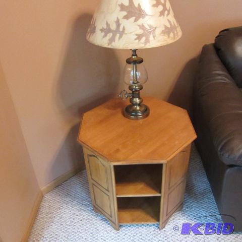 lot 15 image: Lamp Table & Lamp