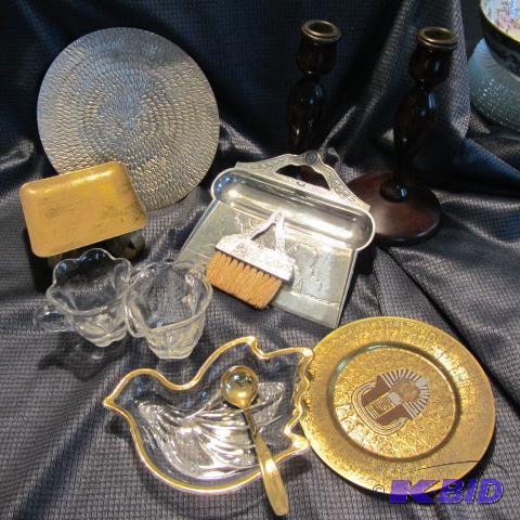 lot 20 image: Fancy Glass, Crumb Sweeper