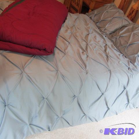 lot 50 image: Comforters, Full Size