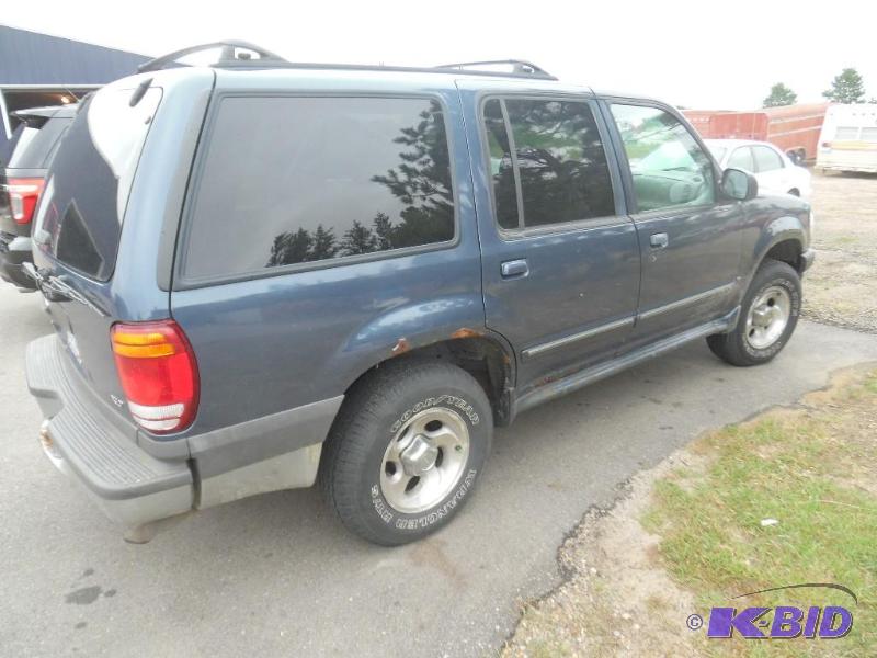 lot 4 image: 1999 Ford Explorer